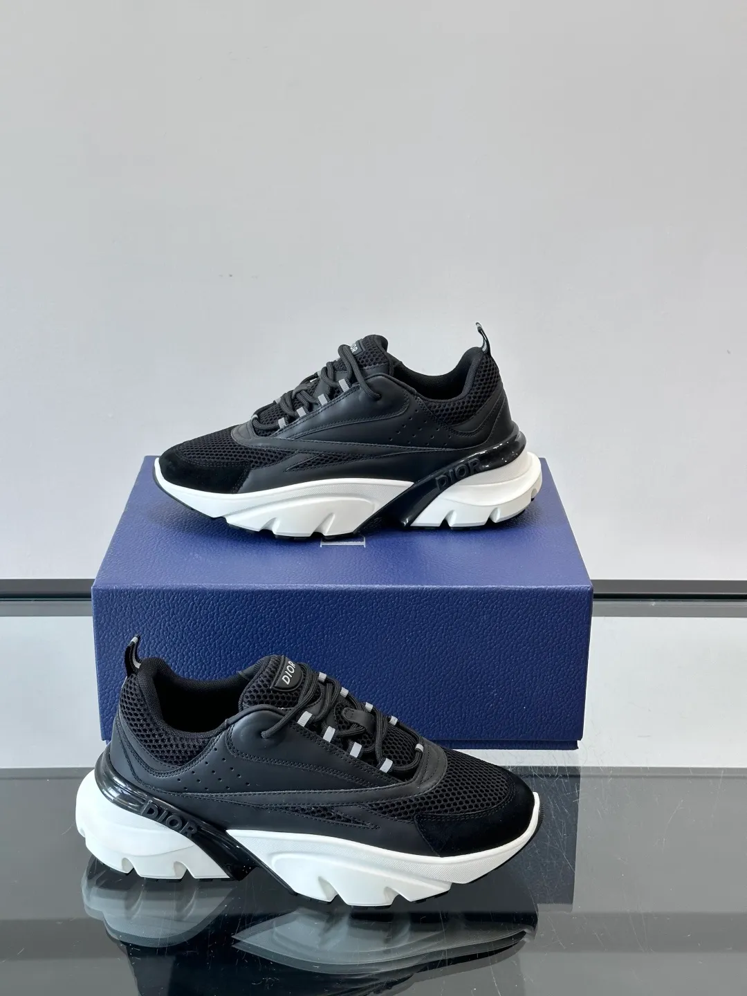 Men's shoes 💰p520 "Dior" B22 retro jogging shoes, inspired by classic jogging shoes, low-top thick sole design, cow leather + mesh fabric splicing, perfect texture and breathable. The black and white engraved rubber sole has great grip and comfort, and is OK for daily wear or sports! There is an embossed "CD" logo on the side of the shoe, which is low-key and recognizable. Rich colors, black and white, gray and blue, etc., versatile and fashionable, loved by European and American hip-hop circles and bloggers, a must-have for trendy wear size: 39-44 (customized at 45.46)